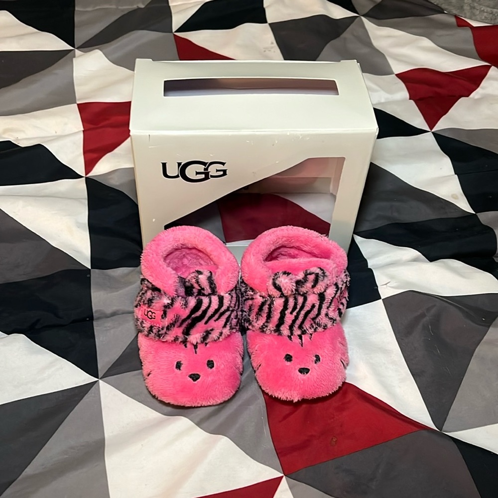 Infants Ugg girls pink  tiger stuffie 🔥